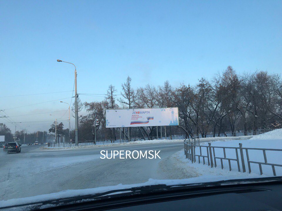 В Омске заменили плакат с Путиным и Медведевым В Омске заменили плакат с Путиным и Медведевым