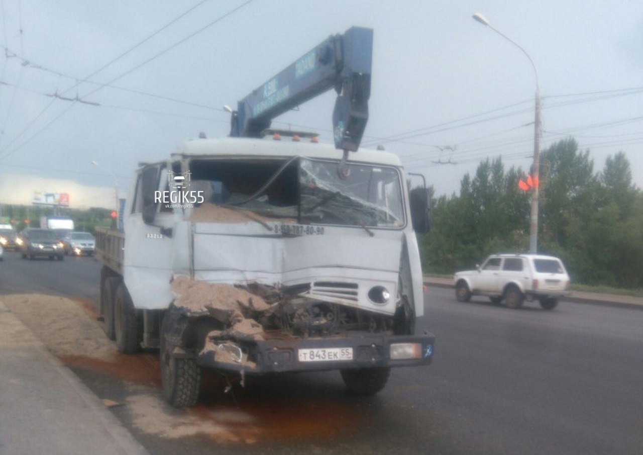 Появились подробности падения грузовика с моста в Омске Появились подробности падения грузовика с моста в Омске
