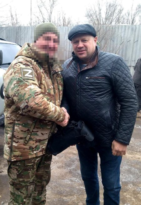 Мэр Сергей Шелест передал омичам на СВО пикап на базе УАЗ «Патриот» Мэр Сергей Шелест передал омичам на СВО пикап на базе УАЗ «Патриот»