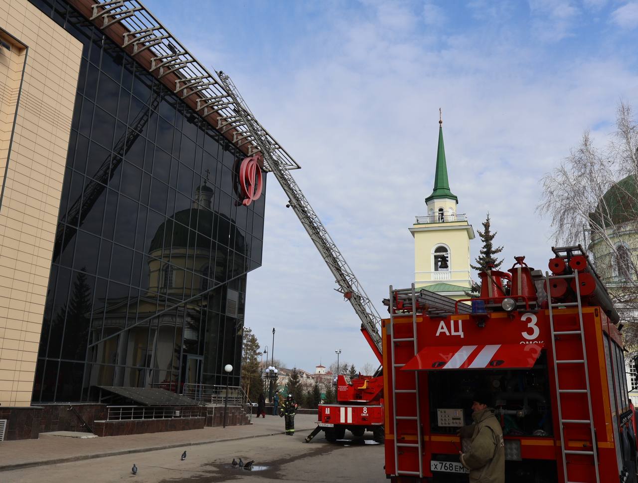 В Омске мусоровоз прорвался через пожарных для вывоза бака В Омске мусоровоз прорвался через пожарных для вывоза бака