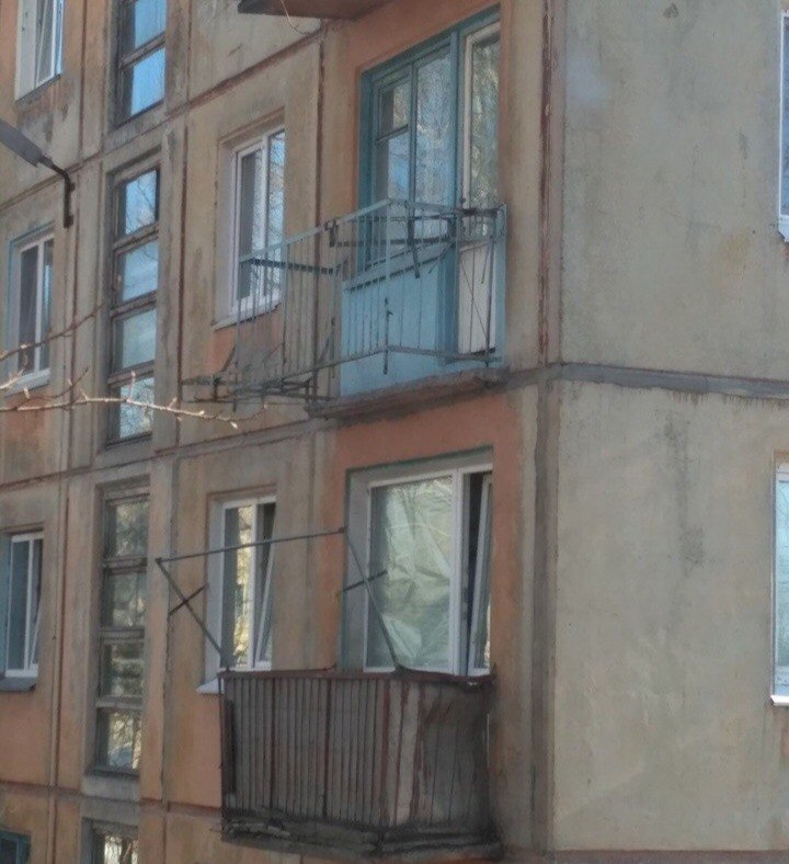 В омском доме нашли опасный балкон, на который нельзя выходить В омском доме нашли опасный балкон, на который нельзя выходить