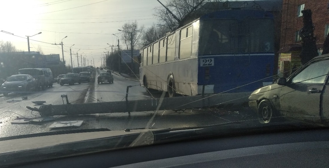 В Омске на едущую машину очень удачно рухнул столб В Омске на едущую машину очень удачно рухнул столб