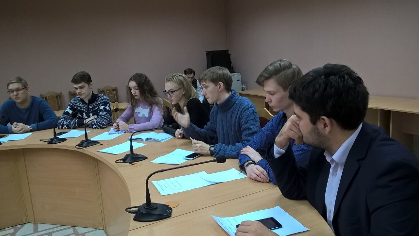 Омские общественники провели круглый стол в честь 25-летия Конституции страны