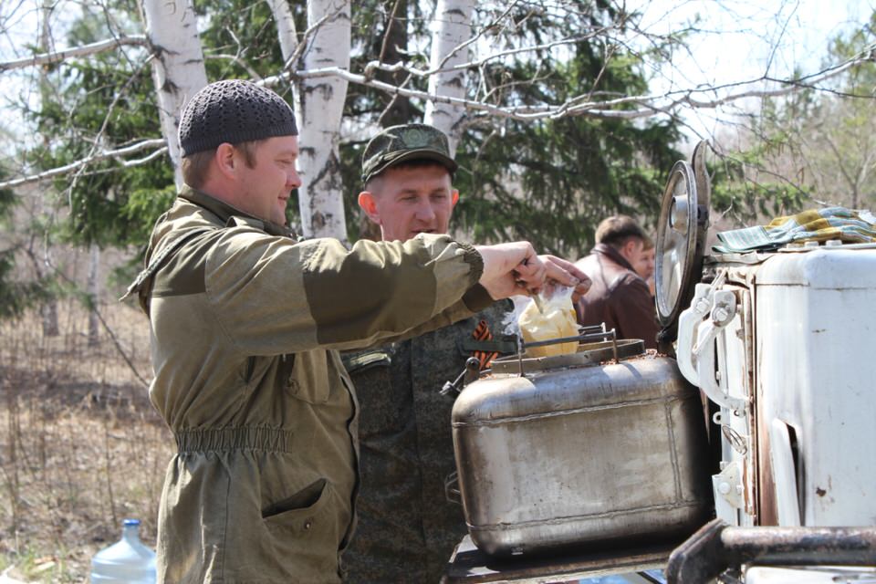 «Омские кабельные сети» и общественная организация «Оплот» угостили омичей солдатской кашей в День Победы