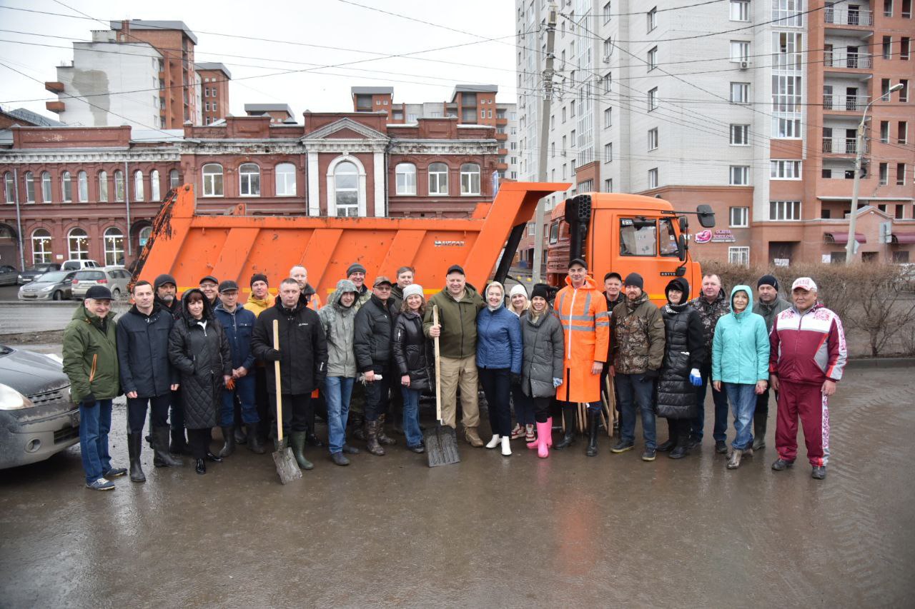 Мэр Омска Шелест вывел подчиненных на уборку города Мэр Омска Шелест вывел подчиненных на уборку города