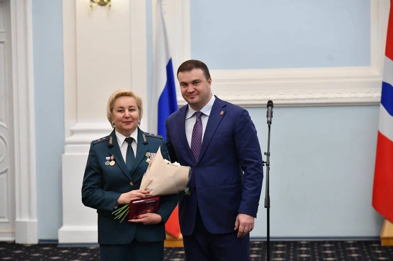Виталий Хоценко одарил отличившихся омичек перед 8 Марта Виталий Хоценко одарил отличившихся омичек перед 8 Марта
