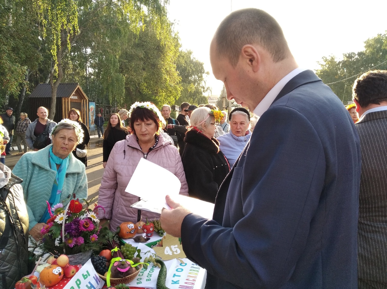 Зампредседателя Омского горсовета Светлана Студеникина организовала грандиозный праздник для садоводов и огородников Зампредседателя Омского горсовета Светлана Студеникина организовала грандиозный праздник для садоводов и огородников