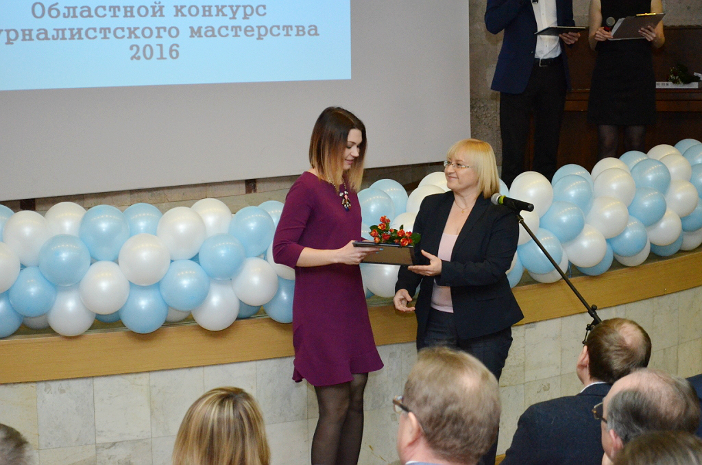 Омские журналистки на награждении облачились во все оттенки красного - ФОТО Омские журналистки на награждении облачились во все оттенки красного - ФОТО