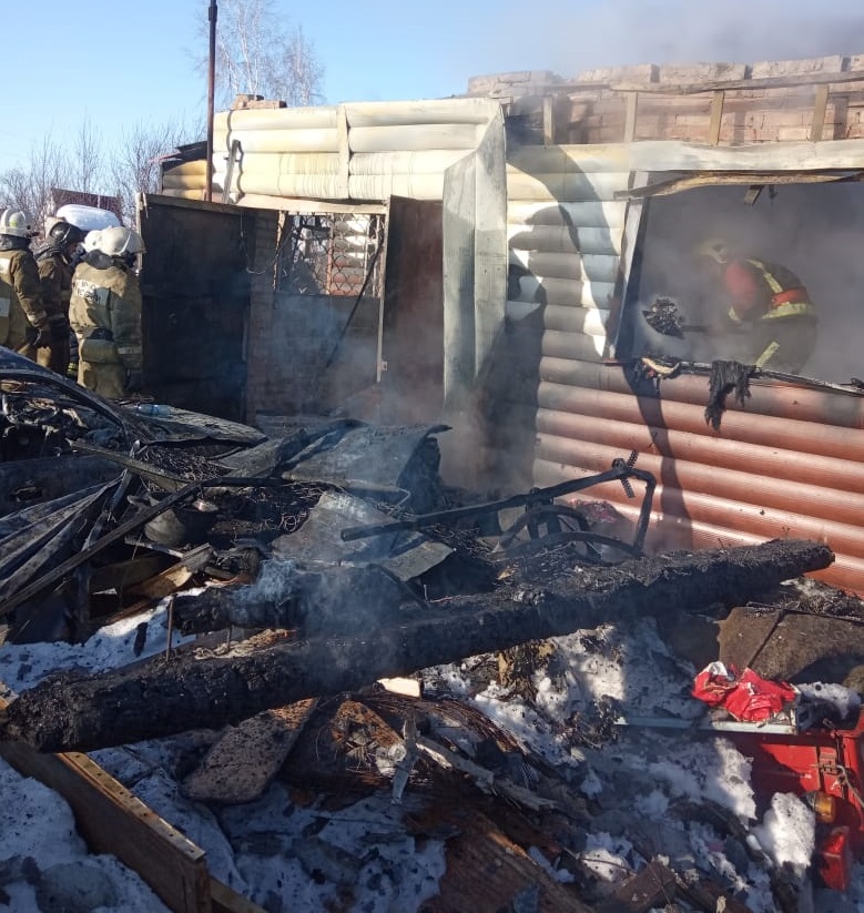 В Омской области при пожаре в дачном домике погибло два человека В Омской области при пожаре в дачном домике погибло два человека