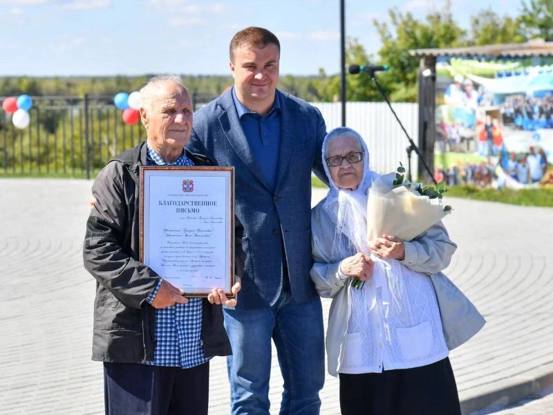 Губернатор Хоценко поздравил жителей омского села Иртыш с завершением масштабных проектов по благоустройству