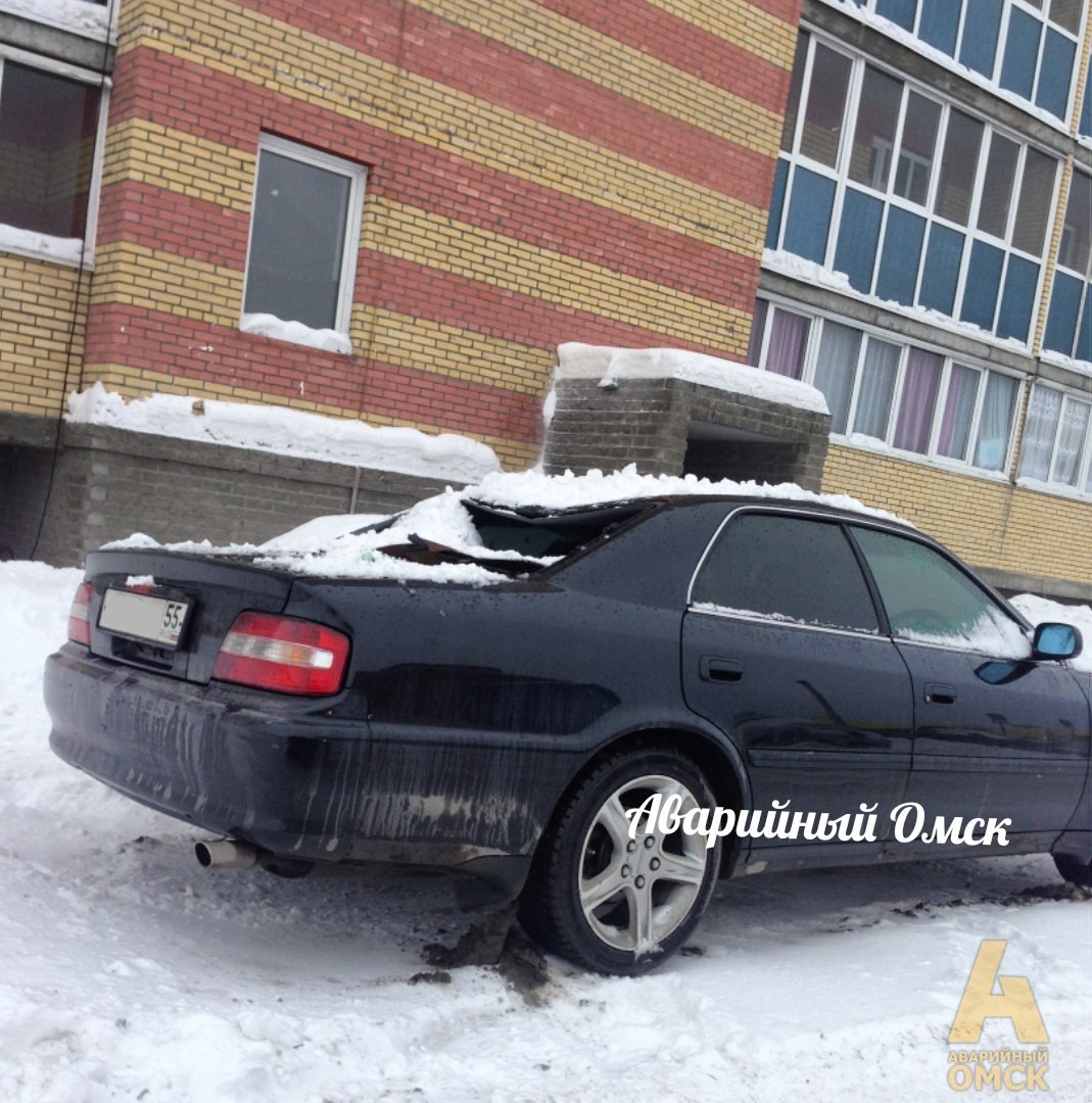 В Омске снег проломил крышу иномарки