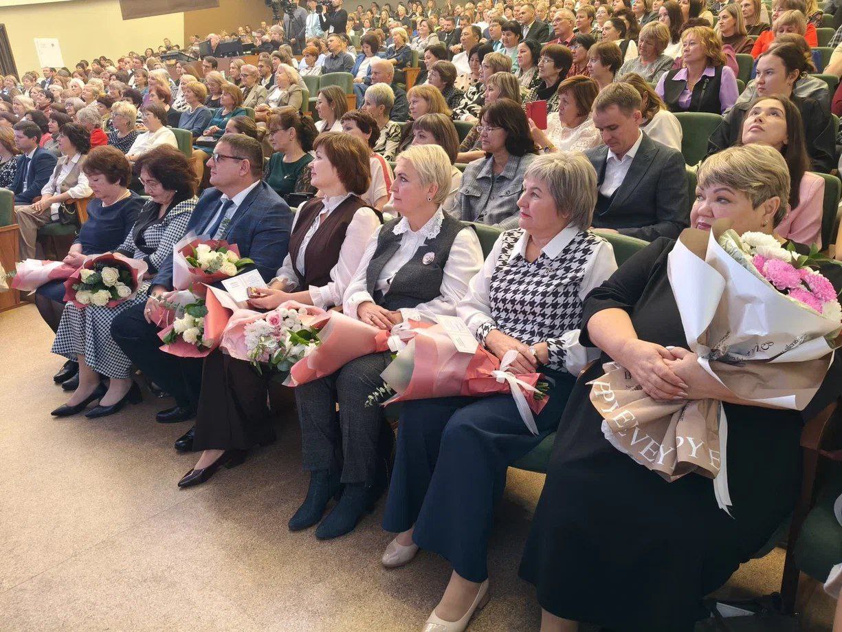 Хоценко ко Дню учителя наградил 39 лучших омских педагогов: список Хоценко ко Дню учителя наградил 39 лучших омских педагогов: список