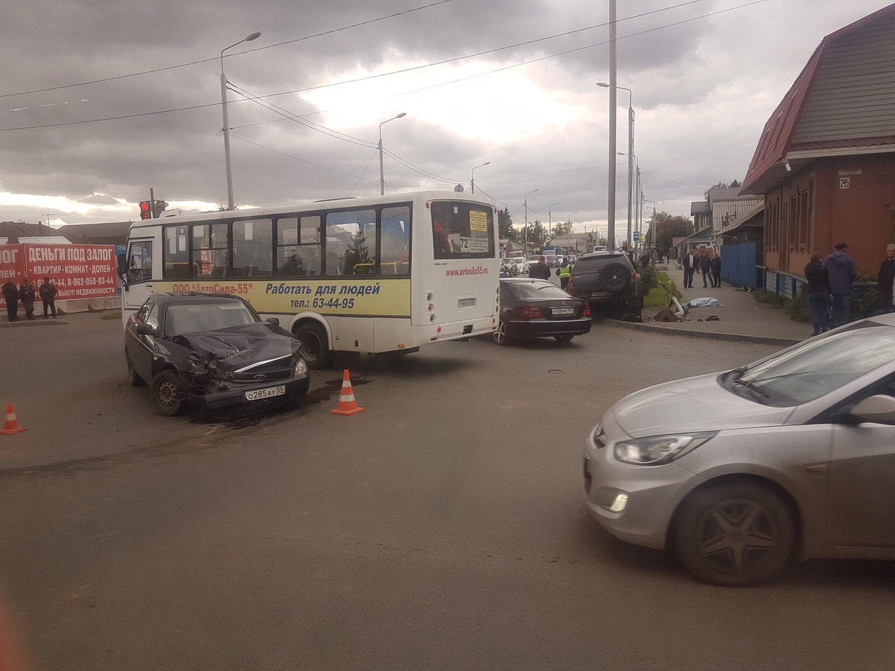 Стали известны подробности страшного ДТП с влетевшим в толпу джипом в Омске
