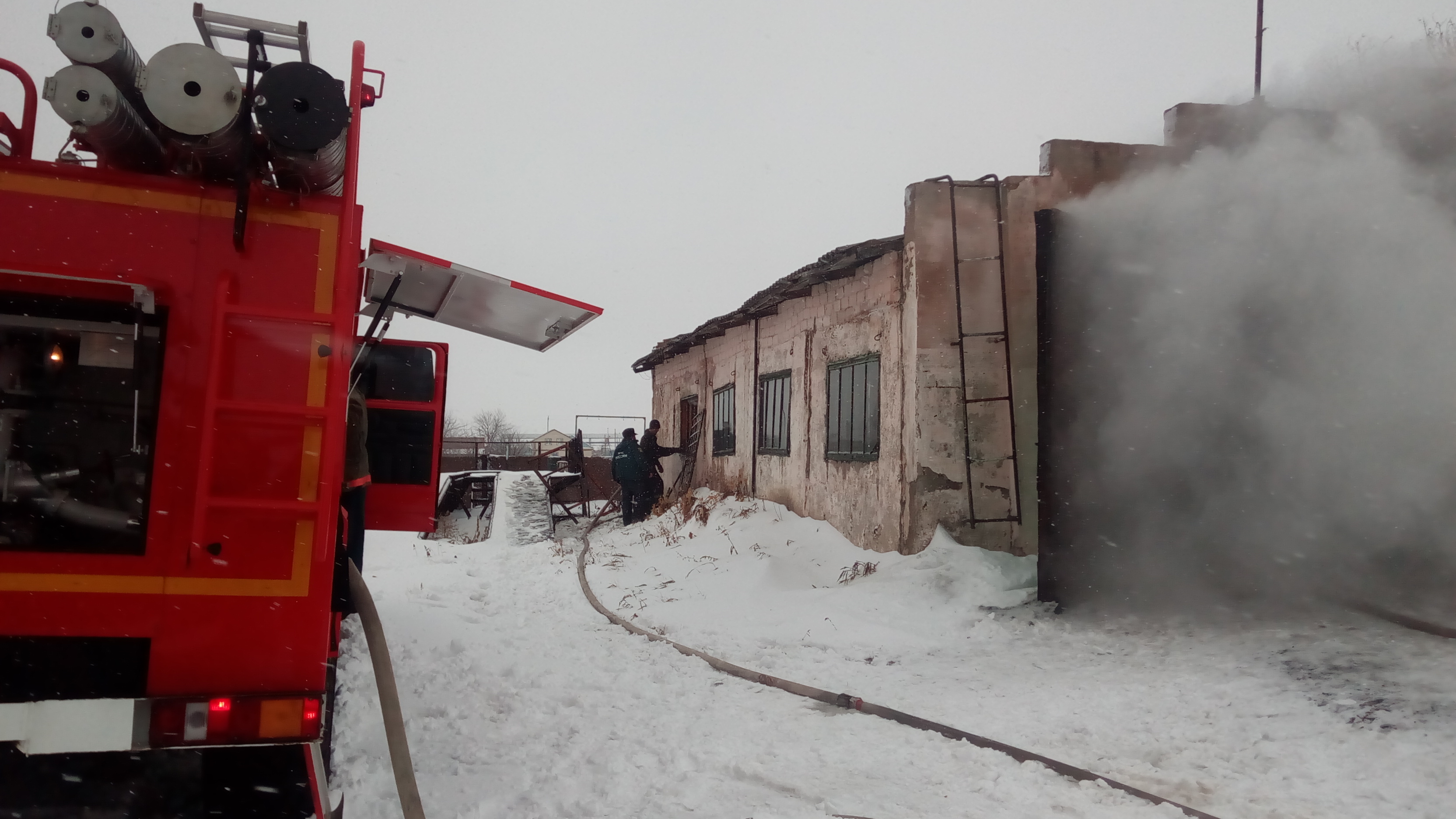 В Омской области сгорел гараж с автобусами