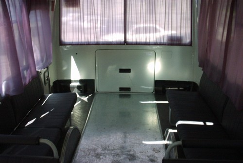 Омичей возят по городу на автобусах-катафалках
