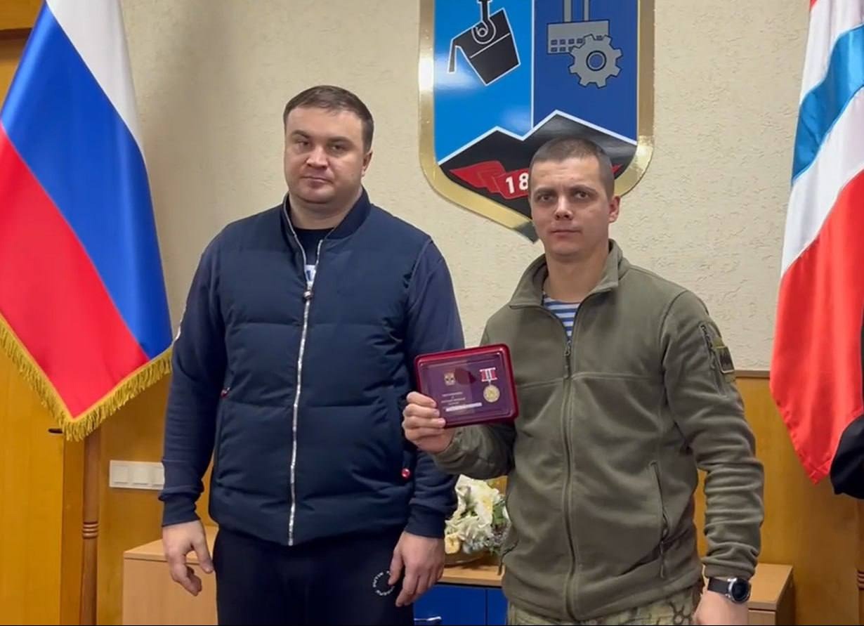 Виталий Хоценко вручил региональные медали омичам, отличившимся в зоне СВО Виталий Хоценко вручил региональные медали омичам, отличившимся в зоне СВО