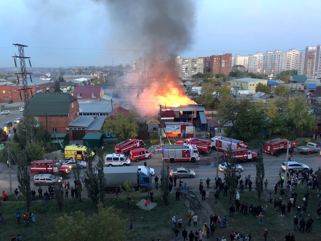 Серьезный пожар на СТО в Омске сняли на видео Серьезный пожар на СТО в Омске сняли на видео