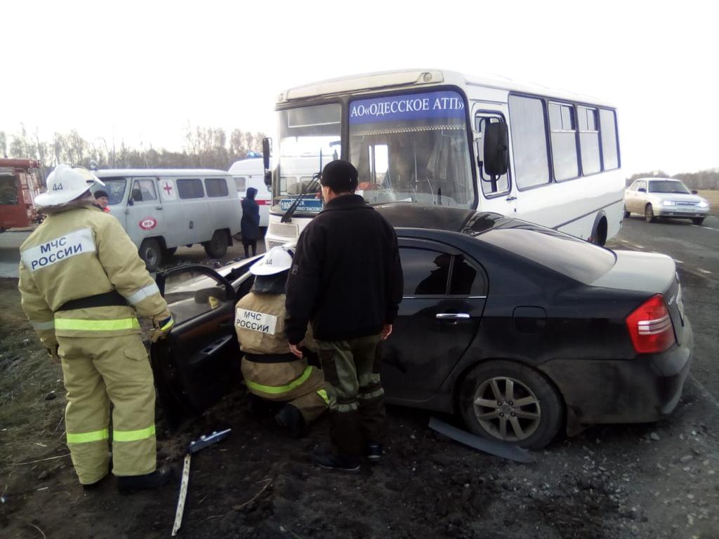 Под Омском пассажирский автобус смял легковушку: есть пострадавшие – фото Под Омском пассажирский автобус смял легковушку: есть пострадавшие – фото