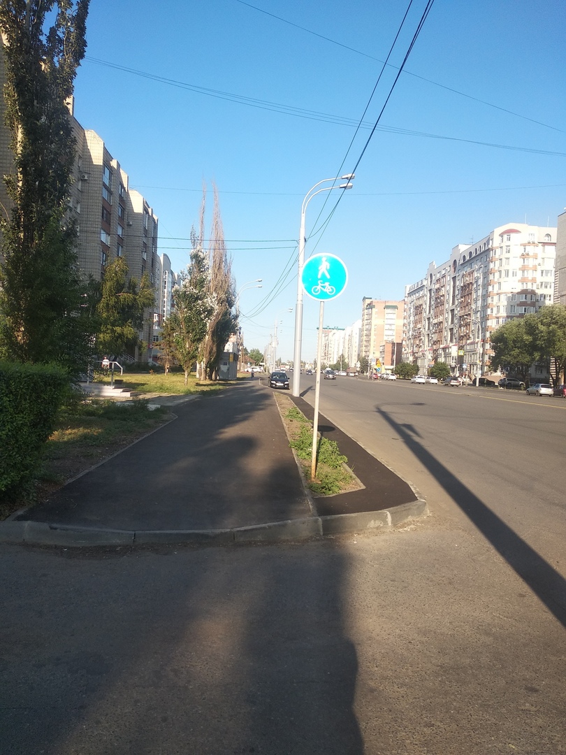Омичи назвали «позором» велодорожку в центре города Омичи назвали «позором» велодорожку в центре города