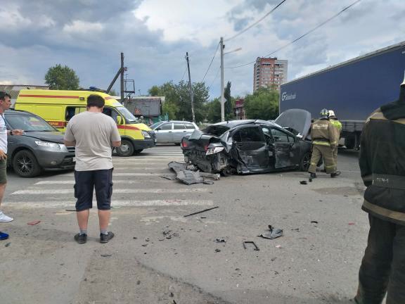 В Омске на опасном перекрестке в результате серьезного ДТП снова пострадали люди В Омске на опасном перекрестке в результате серьезного ДТП снова пострадали люди
