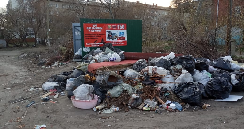 «Магнит» ответил на замечание квартального по мусору в частном секторе Омска «Магнит» ответил на замечание квартального по мусору в частном секторе Омска