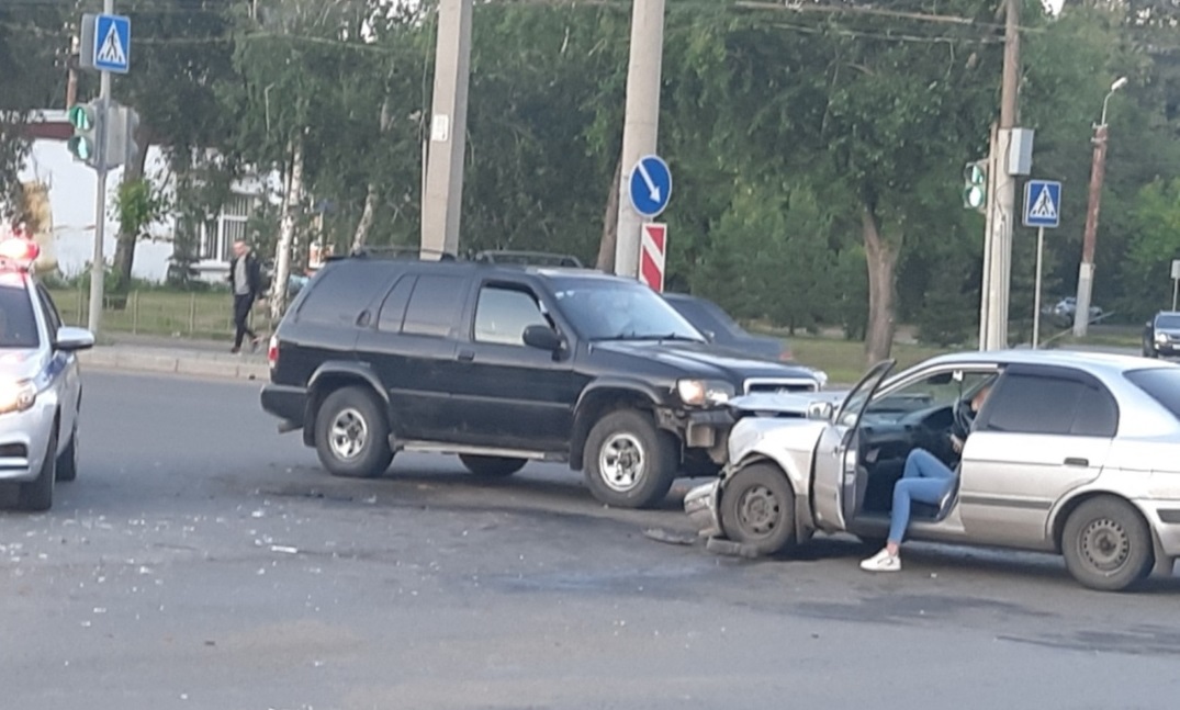 В массовой аварии на Левобережье Омска пострадали двое взрослых и ребенок В массовой аварии на Левобережье Омска пострадали двое взрослых и ребенок