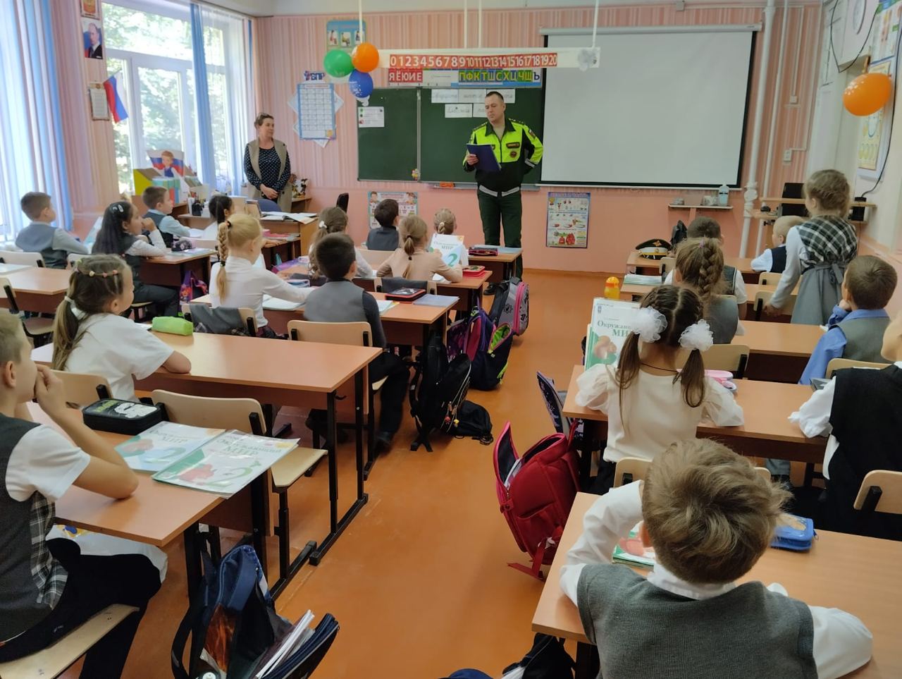 В омских школах проходят уроки важных правил безопасности на дорогах В омских школах проходят уроки важных правил безопасности на дорогах