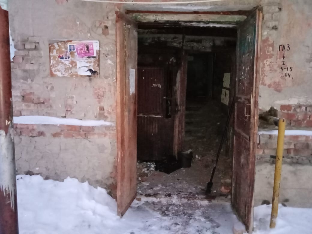 У рухнувшей трехэтажки в Омске расчищают вход У рухнувшей трехэтажки в Омске расчищают вход