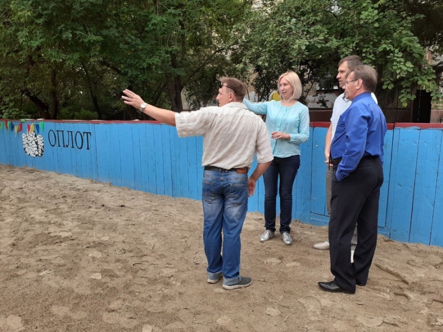 Омичи поблагодарили сопредседателя «Оплота» за помощь в обустройстве хоккейной площадки Омичи поблагодарили сопредседателя «Оплота» за помощь в обустройстве хоккейной площадки