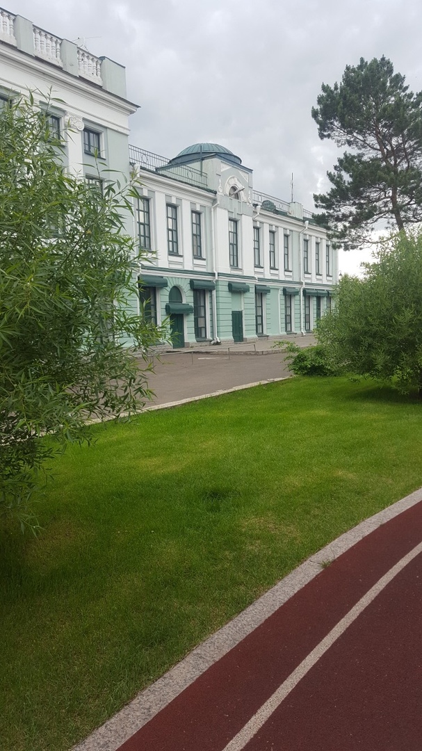 В парке рядом с мэрией омичи нашли глубокую яму