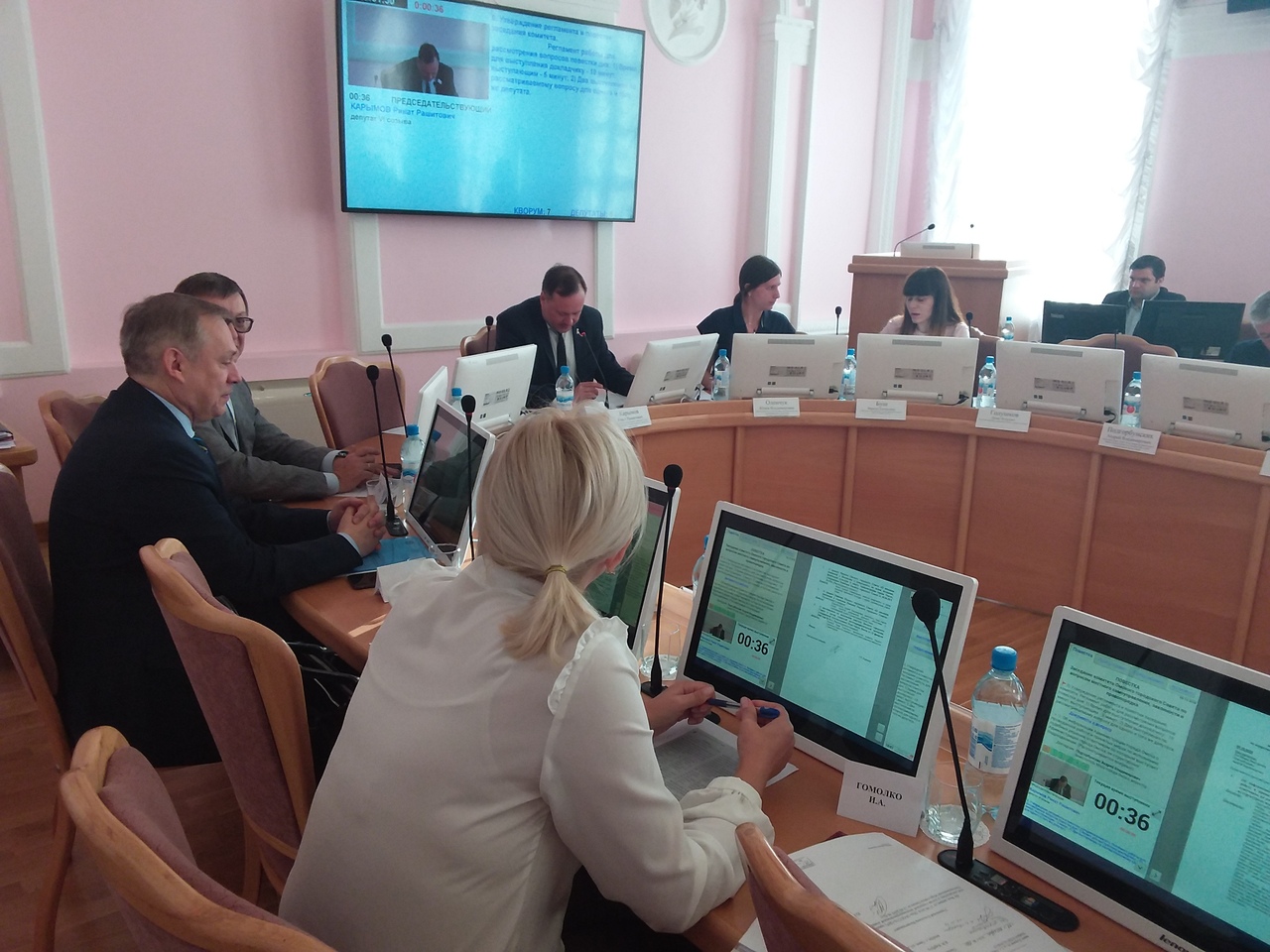 Омские депутаты призвали власти договариваться с бизнесом, не тратя миллионы на суды Омские депутаты призвали власти договариваться с бизнесом, не тратя миллионы на суды