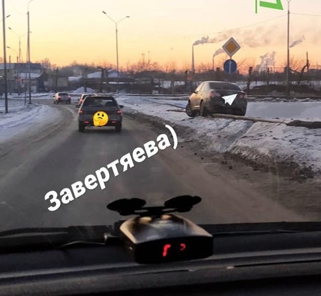 В Омске машина запрыгнула на отбойник и повисла В Омске машина запрыгнула на отбойник и повисла
