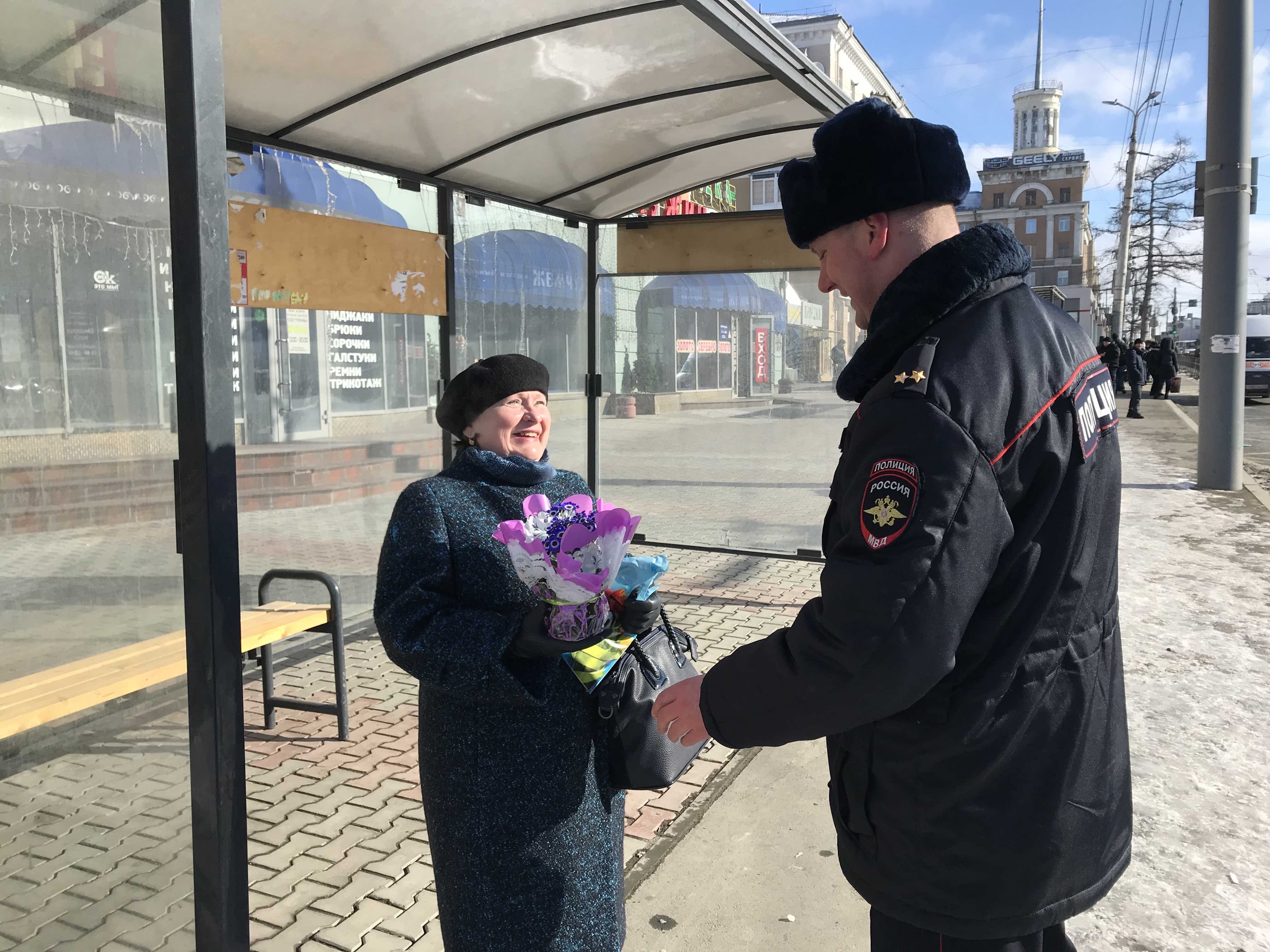 Омская Госавтоинспекция и «Новое радио» поздравили омичек с весенним праздником Омская Госавтоинспекция и «Новое радио» поздравили омичек с весенним праздником