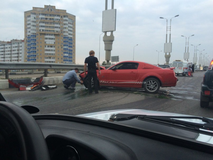 Омич разбил на метромосту Ford Mustang