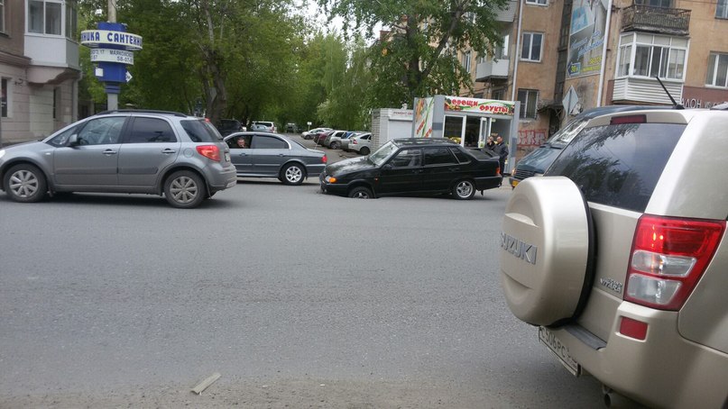На улице Маяковского в Омске под колесами авто провалился асфальт На улице Маяковского в Омске под колесами авто провалился асфальт