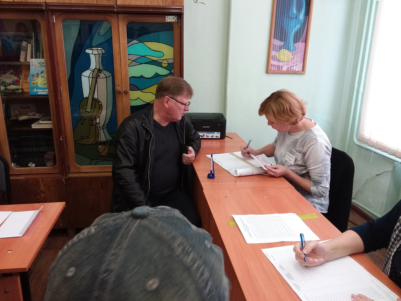Спикер омского горсовета Корбут на избирательном участке не стал брать билет на «бесплатного Билана» Спикер омского горсовета Корбут на избирательном участке не стал брать билет на «бесплатного Билана»