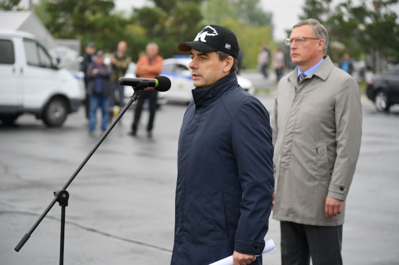 Александр Бурков и Вадим Бережной вручили омским медикам ключи от нового транспорта Александр Бурков и Вадим Бережной вручили омским медикам ключи от нового транспорта