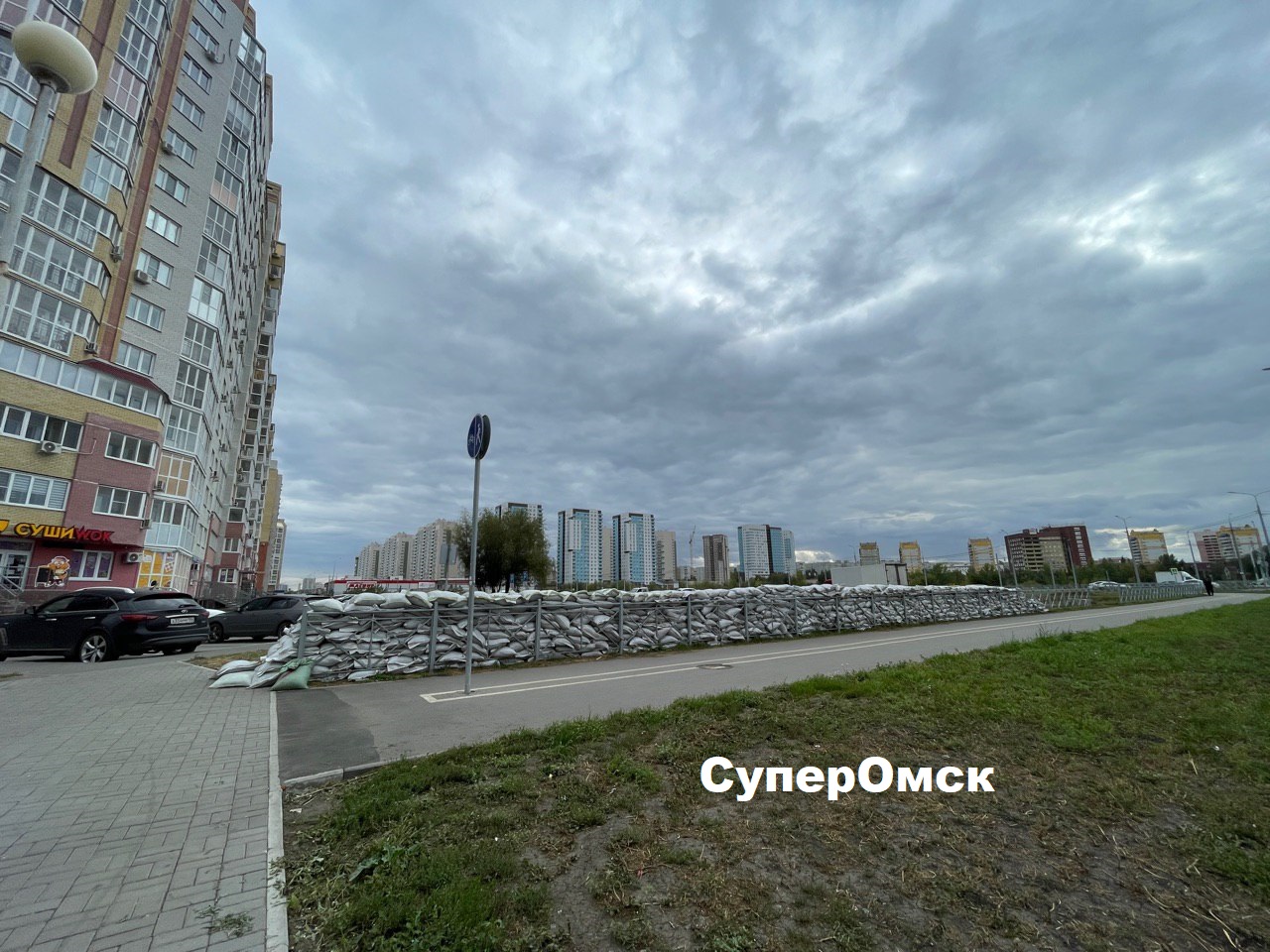 Омские власти объяснили появление баррикады из мешков на перекрестке Омские власти объяснили появление баррикады из мешков на перекрестке