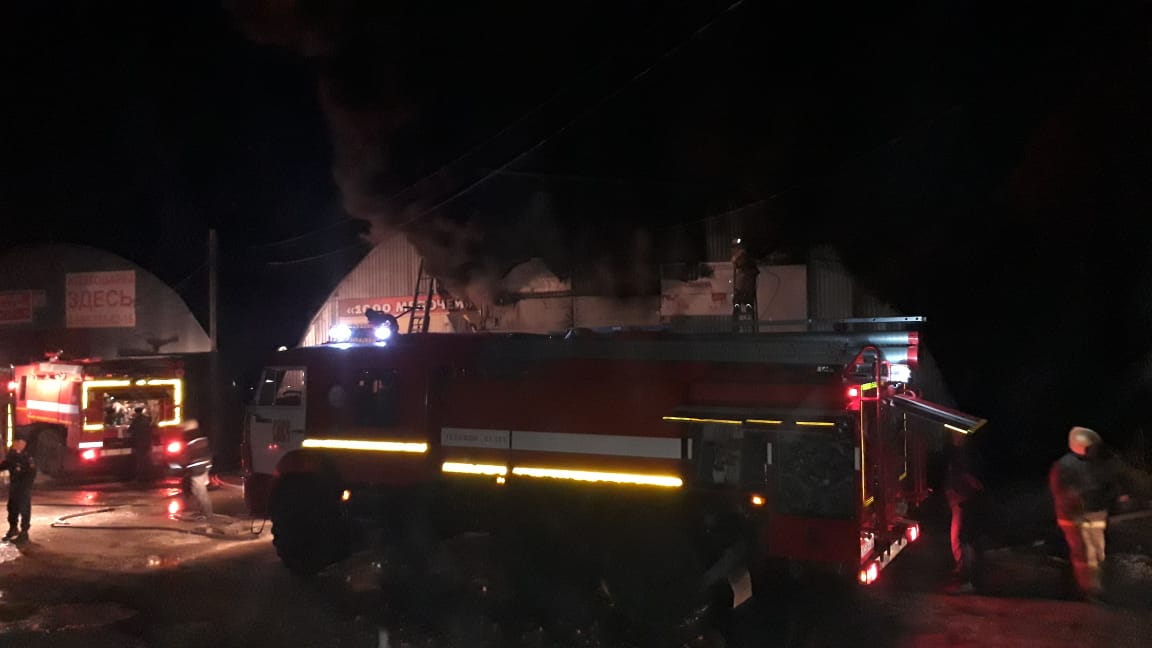 В Омске на площади в 500 квадратных метров горит склад с игрушками и хозтоварами В Омске на площади в 500 квадратных метров горит склад с игрушками и хозтоварами