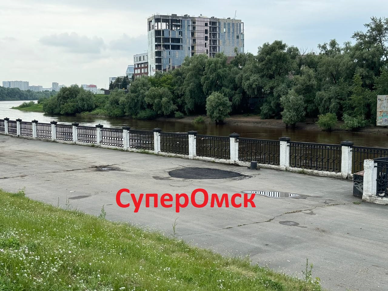 В Омске внезапно исчезли провалы в асфальте на набережной Оми В Омске внезапно исчезли провалы в асфальте на набережной Оми