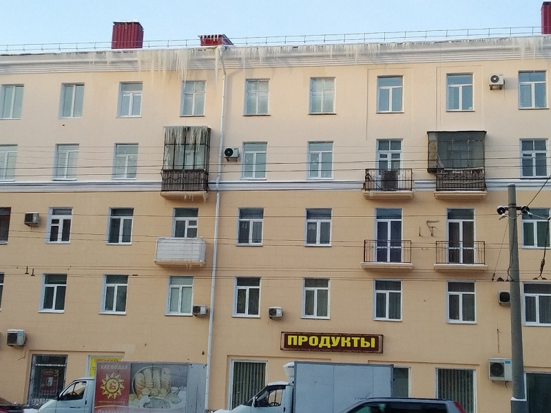 Опасные сосульки угрожают омичам