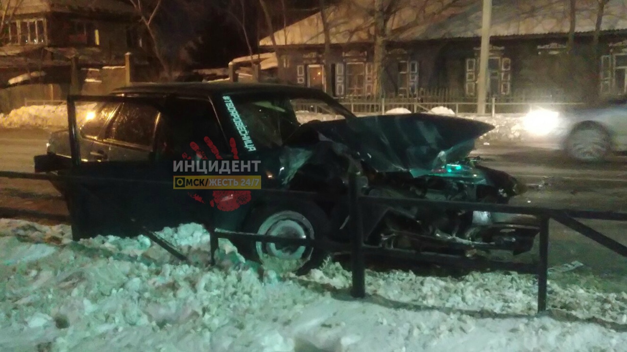 В Старом Кировске Омска в лобовой аварии разорвало иномарку В Старом Кировске Омска в лобовой аварии разорвало иномарку