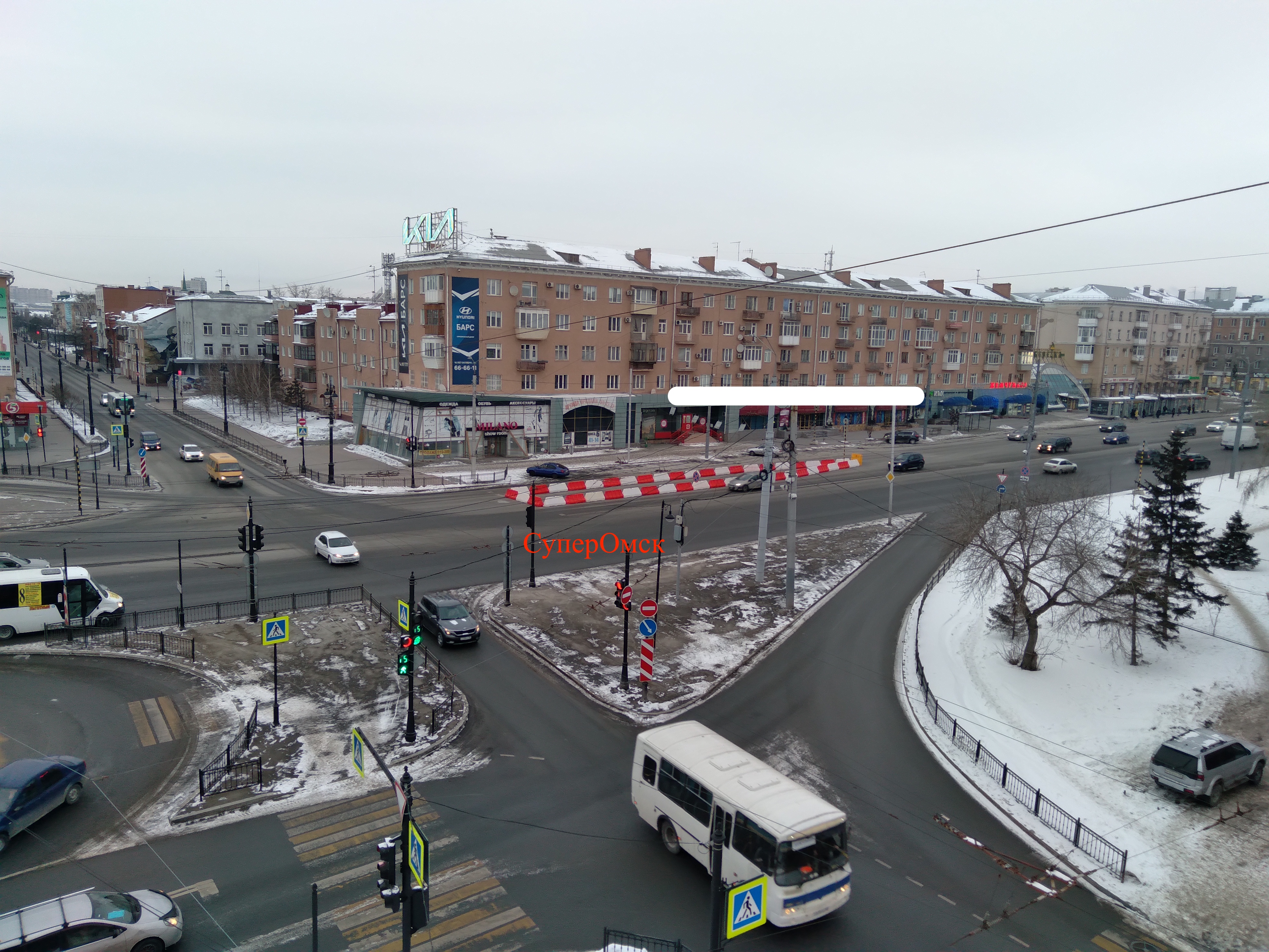 За ночь на подступах к Ленинградскому мосту в Омске возвели ограждения За ночь на подступах к Ленинградскому мосту в Омске возвели ограждения