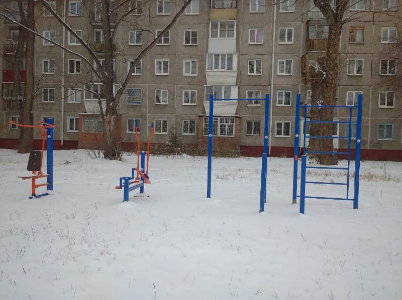 Благодаря депутату Дмитрию Саханю в омских дворах появились спортивные тренажеры Благодаря депутату Дмитрию Саханю в омских дворах появились спортивные тренажеры