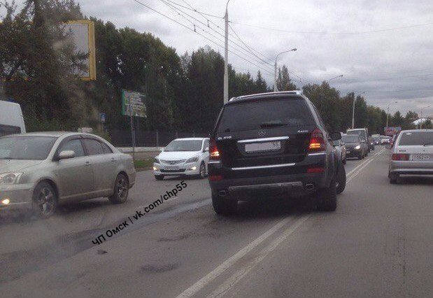 На Красном Пути в Омске скорая помощь вылетела с дороги - ФОТО На Красном Пути в Омске скорая помощь вылетела с дороги - ФОТО