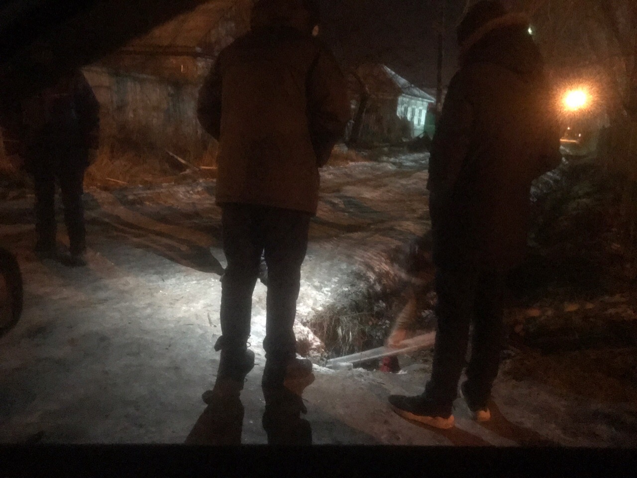 В Старом Кировске Омска умирает сбитая собака, застрявшая в трубе В Старом Кировске Омска умирает сбитая собака, застрявшая в трубе