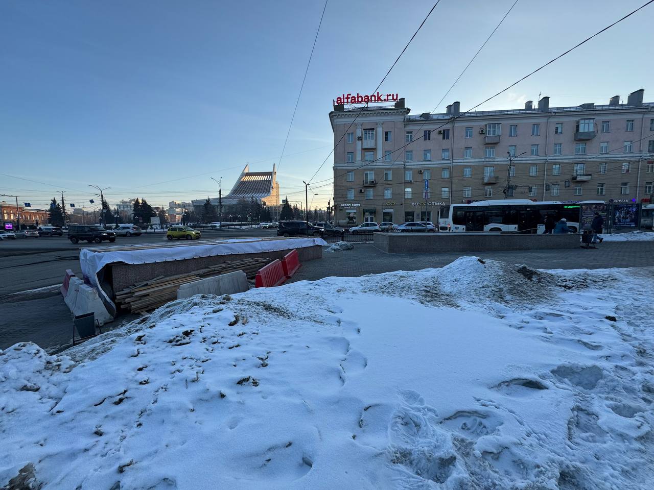 Вход в подземный переход в центре Омска перекрыли плакатами с элитной недвижимостью Вход в подземный переход в центре Омска перекрыли плакатами с элитной недвижимостью