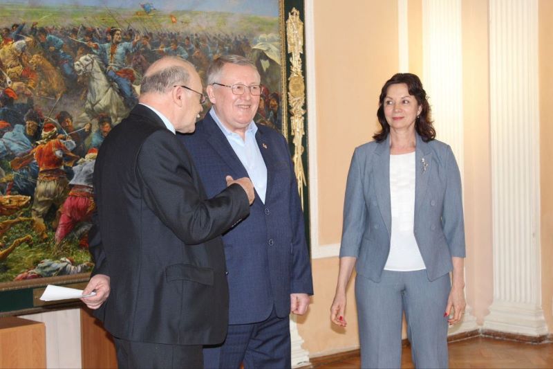 Известный омский меценат Козубенко подарил музею в Крыму историческое полотно Известный омский меценат Козубенко подарил музею в Крыму историческое полотно