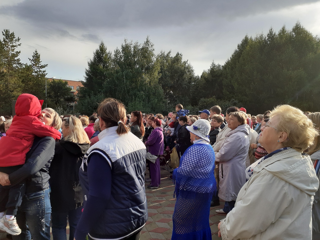 Омские депутаты приняли участие в открытии сквера Молодоженов Омские депутаты приняли участие в открытии сквера Молодоженов