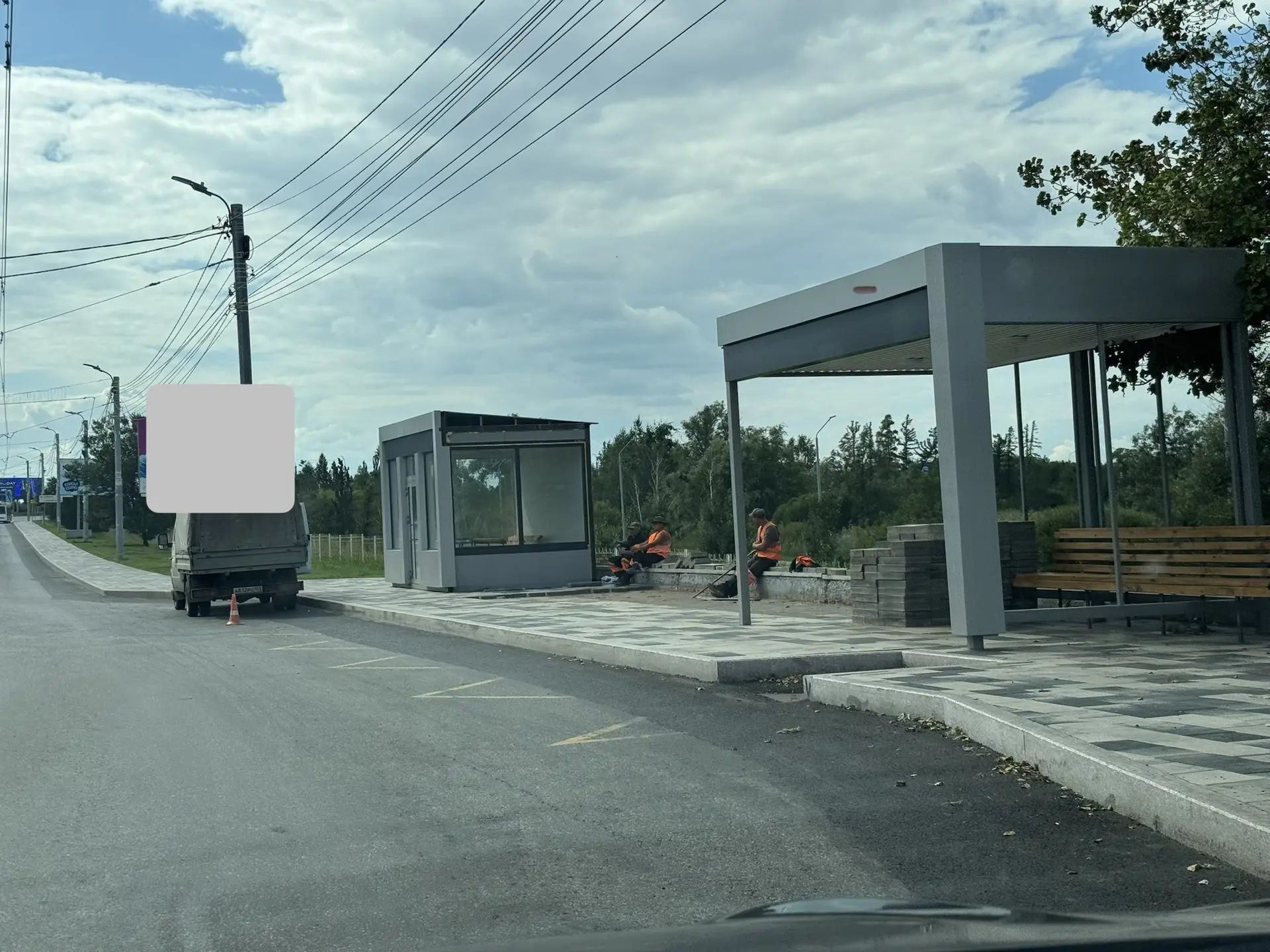 Возле нового сквера в КАО Омска ставят теплые остановки Возле нового сквера в КАО Омска ставят теплые остановки